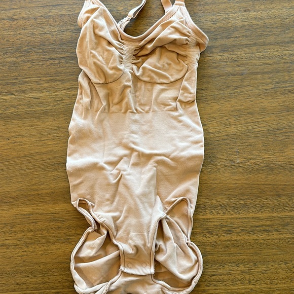 SKIMS SCULPTING BODYSUIT BRIEF W/ SNAPS - Picture 10 of 16